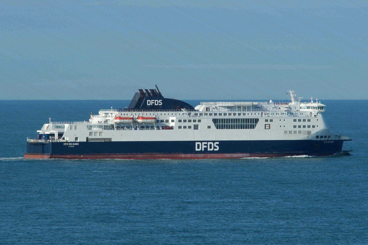 Die DFDS-Fähre Cote des Dunes bei der Überfahrt auf der Route Calais - Dover