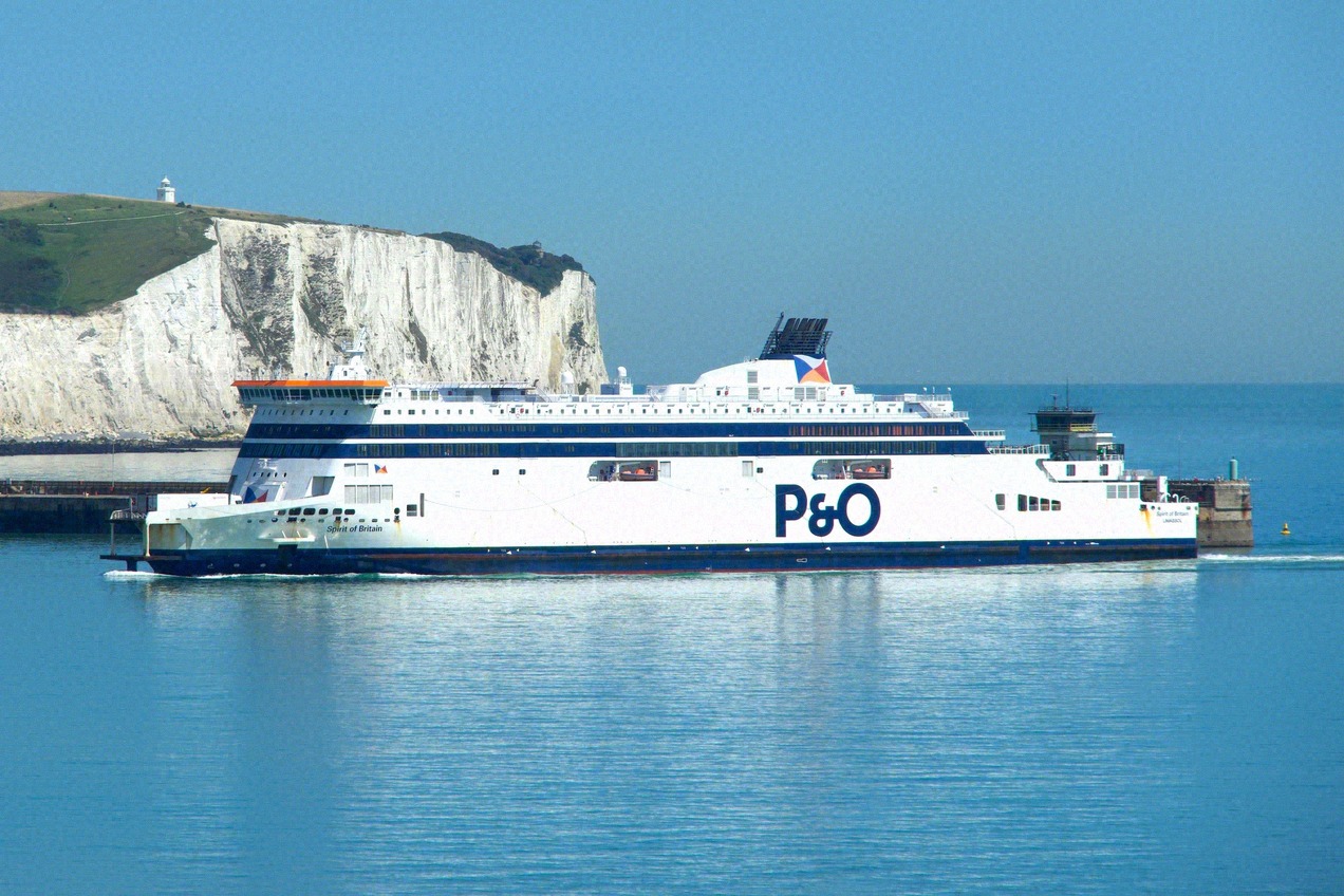 Eine P&O-Fähre verlässt Dover unterhalb der White Cliffs